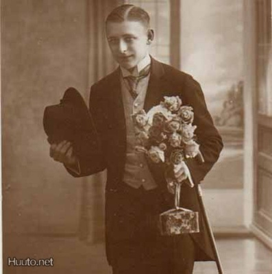MIES / Mies hattu kädessä tuo ruusuja. 1900-l.