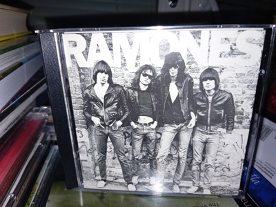 CD Ramones  : Ramones  ( Japani  painos  ) SIS POSTIKULU