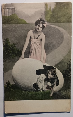 Tyttö ja karitsa ryömivät jättimäisestä Pääsiäismunasta 1915