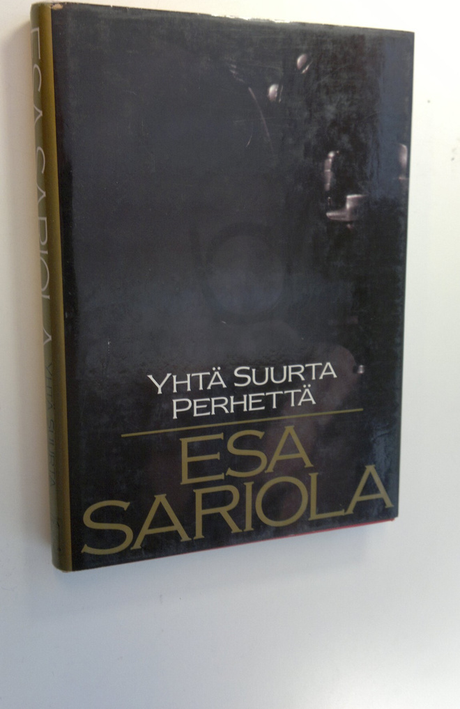 Esa Sariola : Yhtä suurta perhettä (signeerattu)