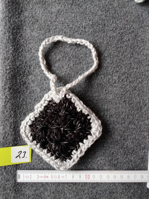 Alina´s Handmade virkattu avaimenperä airpodin suojakoteloon