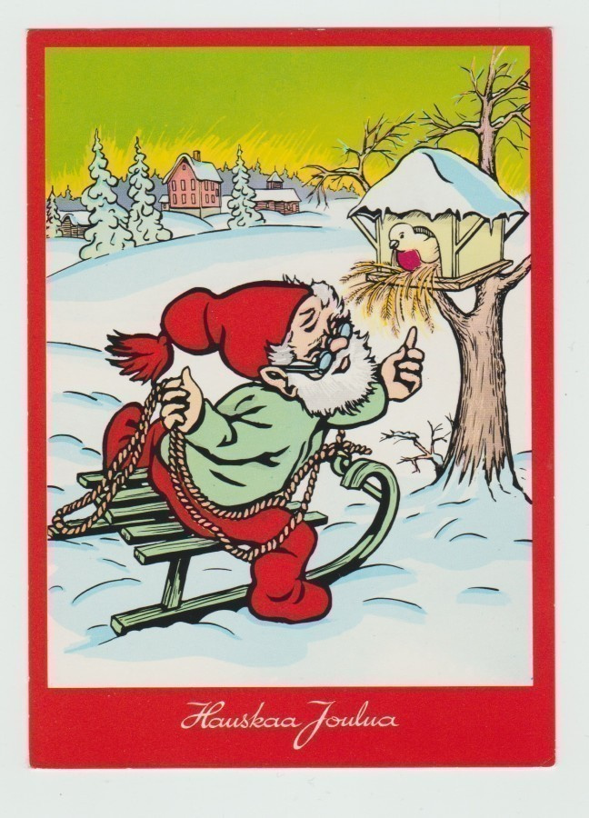 Tonttu istuu reessä lintulaudan luona