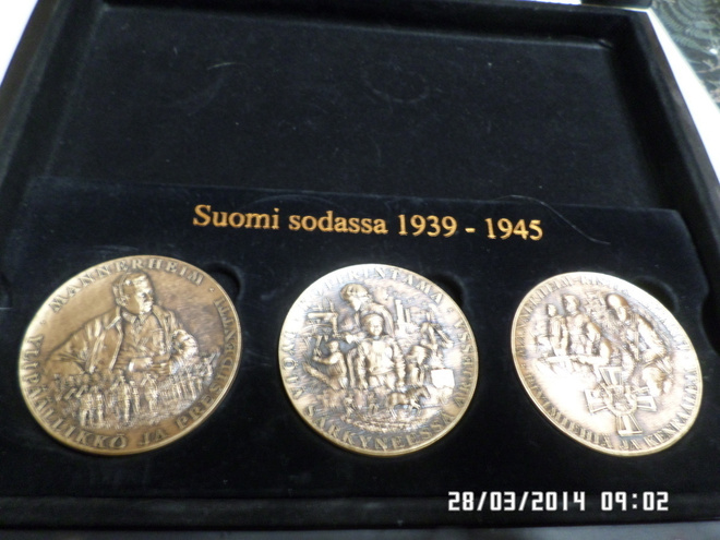 Suomi sodassa  1939 - 1945   Mitalilaatikko  mitaleineen..