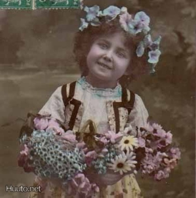 LAPSI / Seppelepäinen tyttö kukkia sylissään. 1900-l.