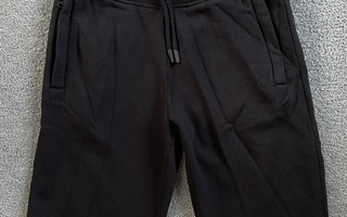 Mustat shortsit koko 158-164 cm