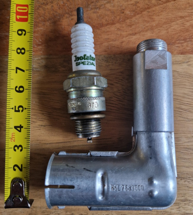 Vintage moottoripyörän tulppahattu ja sytytystulppa