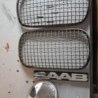 Saab 96. Lamppujen kivi iskusuojat, peili ja nimikyltti. - pikkukuva 1
