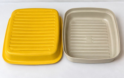 Tupperware-leipälaatikko keltaisella kannella