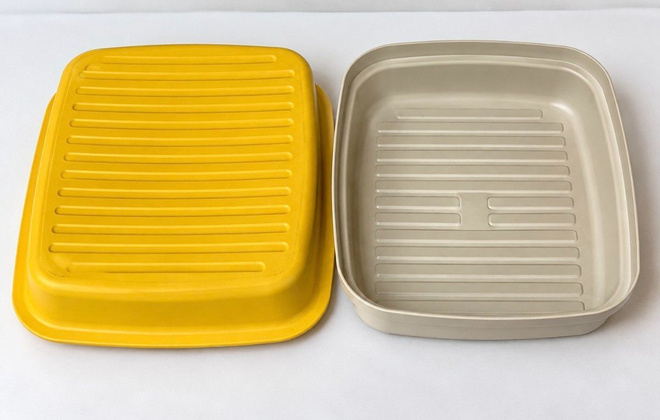 Tupperware-leipälaatikko keltaisella kannella