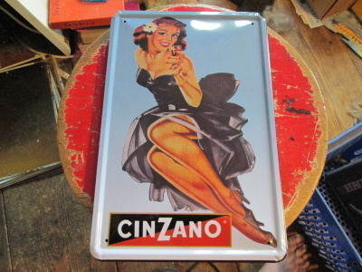 Peltikyltti Cinzano. Pin-up.