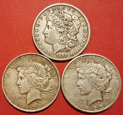 USA 3 x 1 $ silver: 1 x Morgan Dollar + 2 x Peace Dollar.
