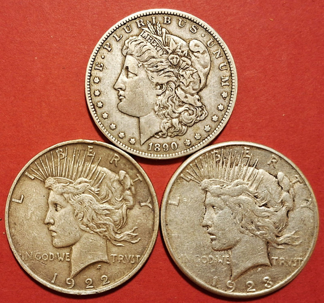 USA 3 x 1 $ silver: 1 x Morgan Dollar + 2 x Peace Dollar.