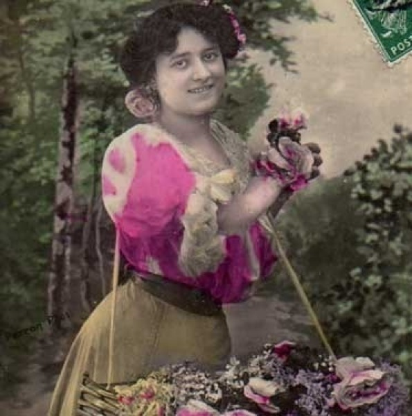 NAINEN / Kapeavyötäröinen tumma tyttö ja kukkia. 1900-l.
