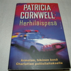 Patricia Cornwell Herhiläispesä -sid 1.p - pikkukuva 1