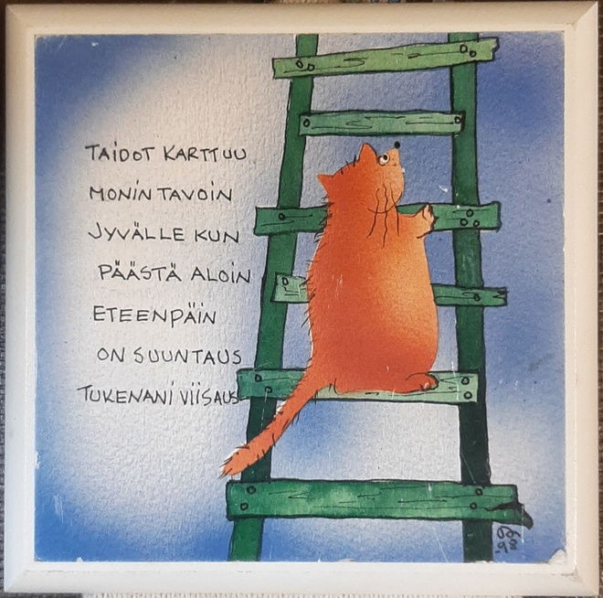 Puinen taulu kissa tikkailla ja runo