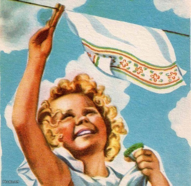 LAPSET / Hymyilevä tyttö ripustaa pyykkejä narulle.