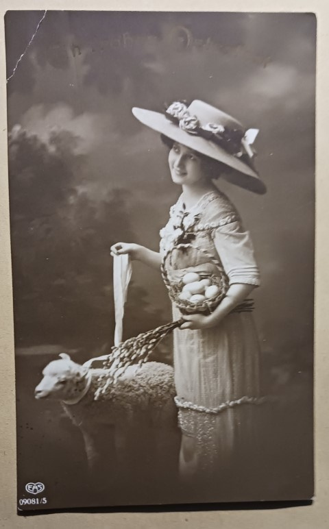 Nuori leidi taluttaa karitsaa, komea hattu p. 1913 Suomeen