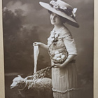 Nuori leidi taluttaa karitsaa, komea hattu p. 1913 Suomeen - pikkukuva 1