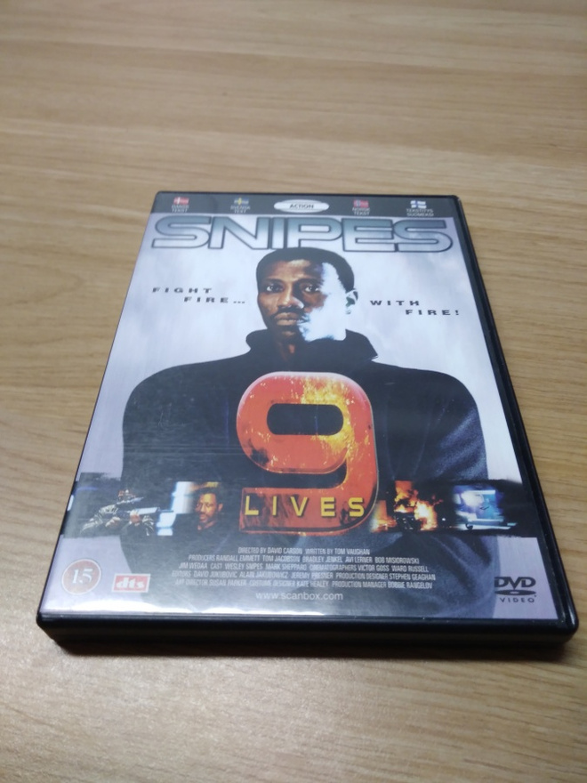 9 LIVES   DVD          scanbox