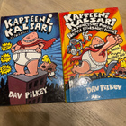 Kapteeni Kalsari seikkaillee ja Professori Poksu 2 kirjaa - pikkukuva 1