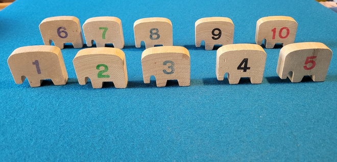 Norsu puupalikat joissa numerot