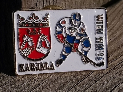 Karjala Lätkä pinssi 1996. Kookas. Halkaisija - 35 mm.