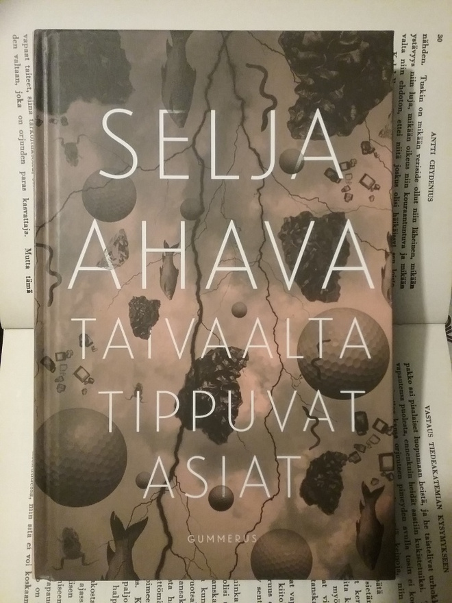 Selja Ahava - Taivaalta tippuvat asiat (sid.)