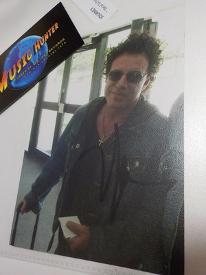 JOURNEY - NEAL SCHON NIMIKIRJOITUS VALOKUVASSA