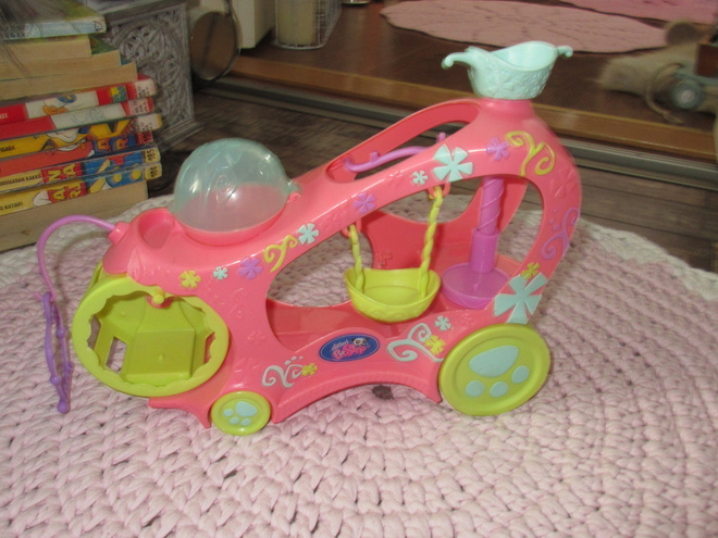 Littlest Pet Shop ajoneuvo.