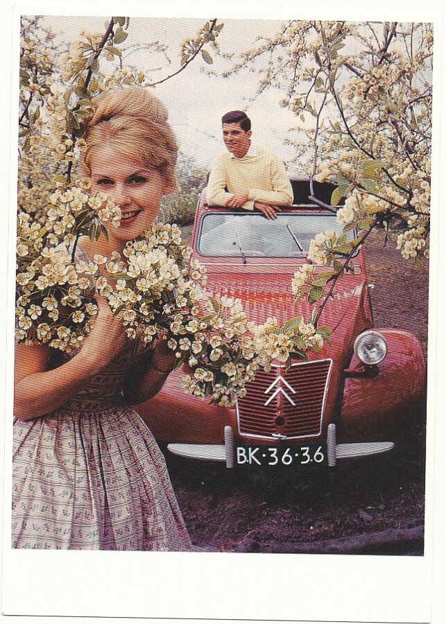 Pariskunta ja vanha "Sitikka" (Citroen)