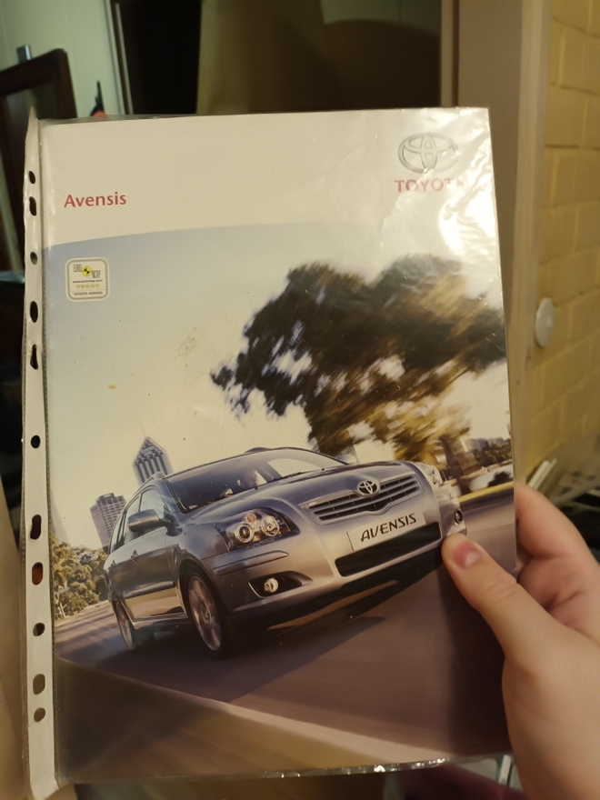 Toyota Avensis ajoneuvokirja