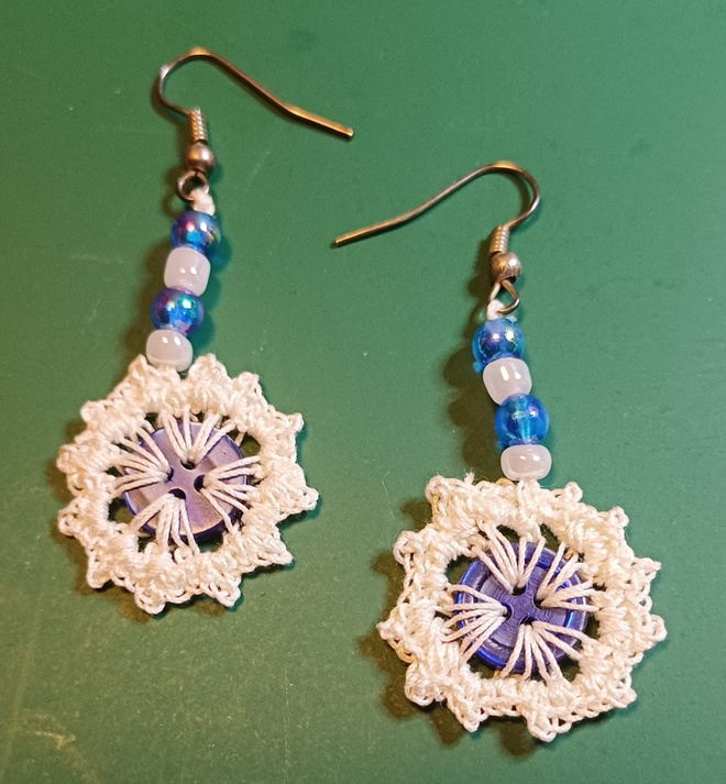 Sinivalkoinen korvakoru - Blue and white earring