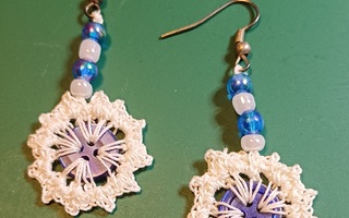 Sinivalkoinen korvakoru - Blue and white earring