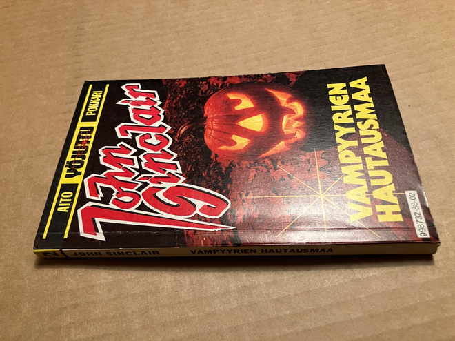 YÖJUTTU POKKARI 2 VAMPYYRIEN HAUTAUSMAA HYVÄ