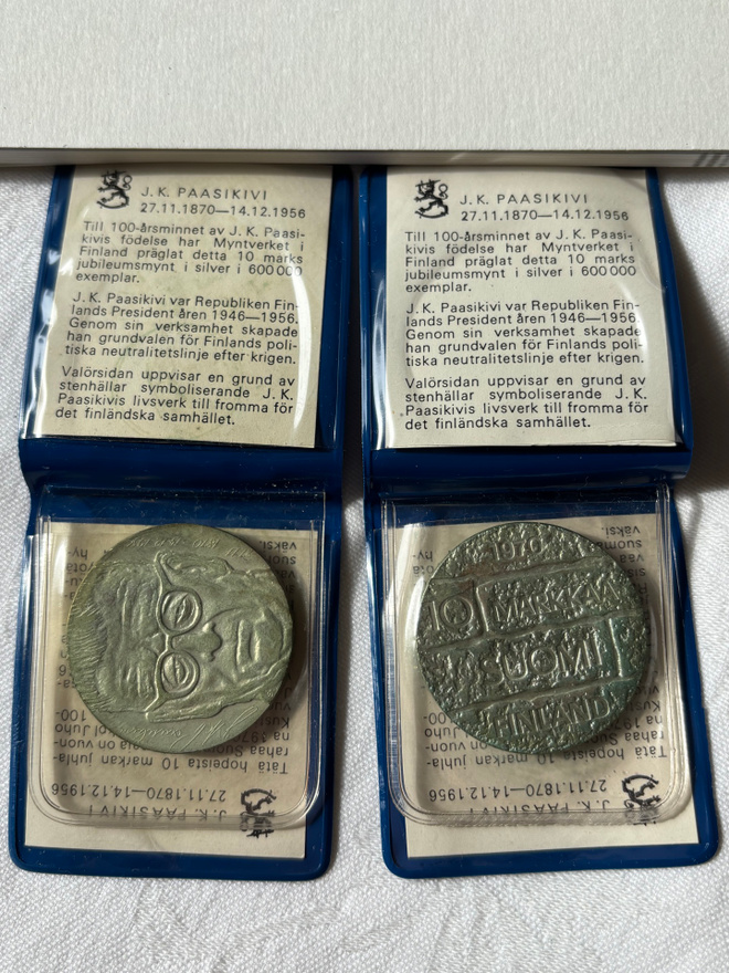 2 kappaletta J.K. Paasikiven juhlarahoja vuodelta 1970