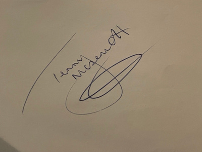 Terry McDermott nimikirjoitus paperilla