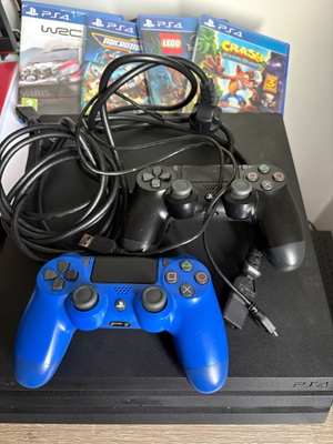 Rikkinäinen PS 4 PRO, 2 ehjää ohjainta ja 4 peliä