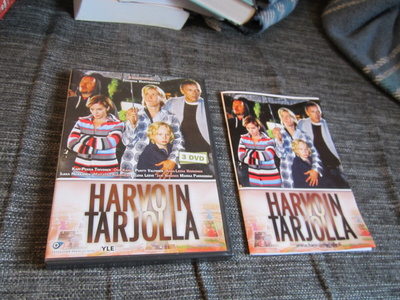 HARVOIN TARJOLLA, KOKO SARJA + LIITEVIHKO DVD (3 LEVYÄ