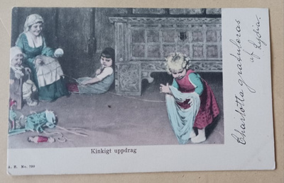 Lapsi auttaa äitiä lankavyydin kanssa, onpas vaikeaa! 1904