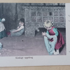Lapsi auttaa äitiä lankavyydin kanssa, onpas vaikeaa! 1904 - pikkukuva 1
