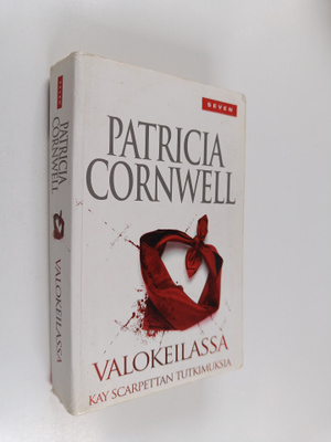 Patricia Cornwell : Valokeilassa