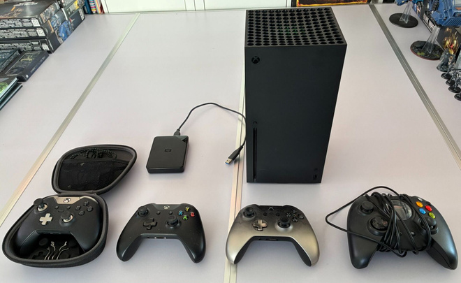 XBox Series X + 4 ohjainta + ulkoinen kiintolevy+SSD-moduli