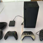 XBox Series X + 4 ohjainta + ulkoinen kiintolevy+SSD-moduli - pikkukuva 1