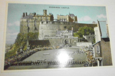 Edinburgin linna + sotilaita ja turisteja, väripk, ei p.