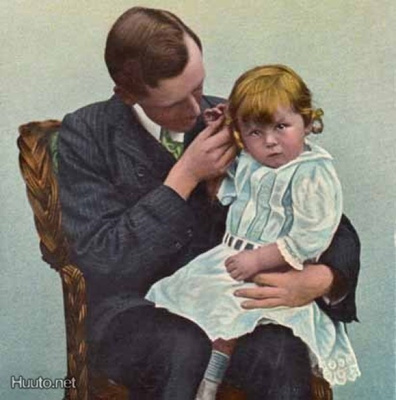 PERHEIDYLLI / Pieni tyttö isän sylissä - taskukello. 1900-l.