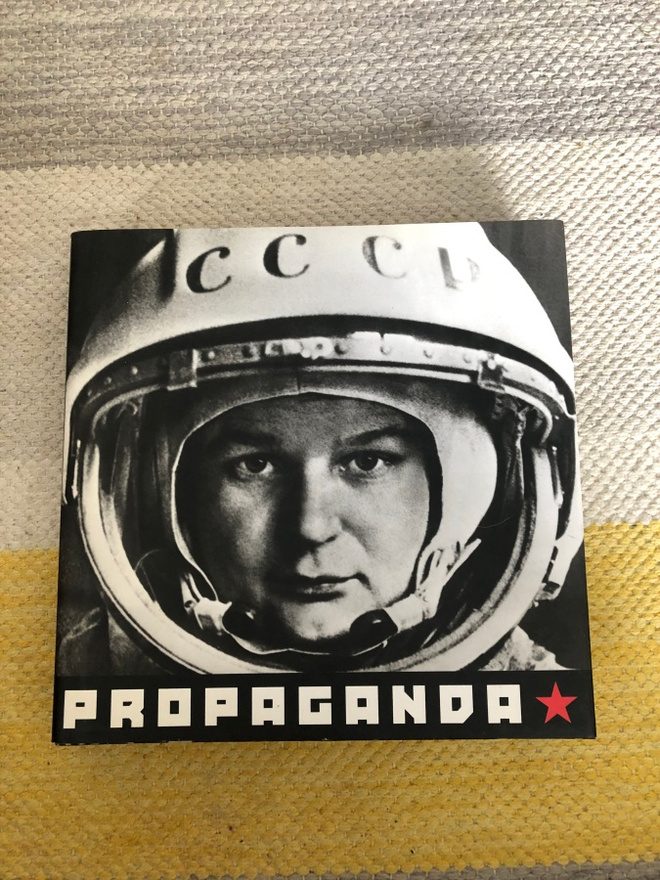Propaganda-Valokuvia Neuvostoarkistoista. 2007. 1.p.