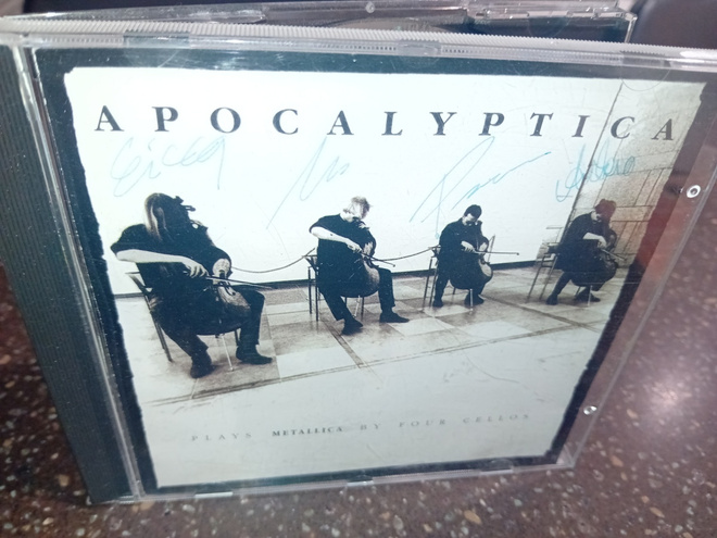 CD APOCALYPTICA PLAYS METALLICA BY FOUR CELLOS ( SIGNED)