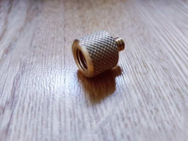 Sovitinruuvi 3/8" - 1/4" kameralle / mikrofonille