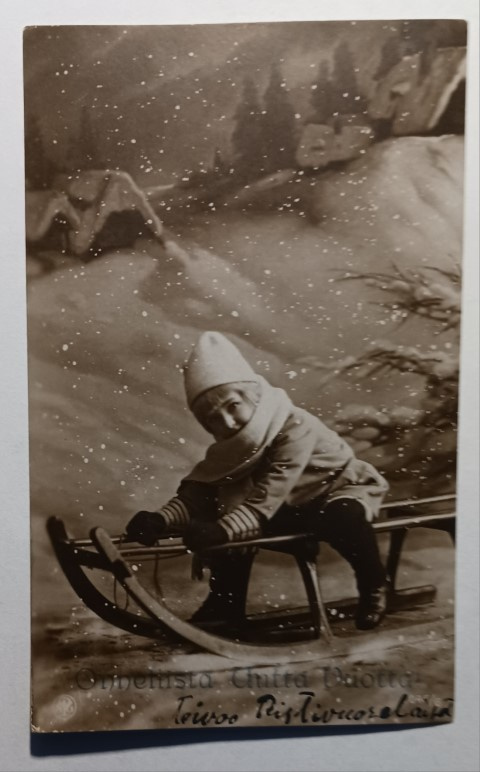 Lapsi laskemassa isolla kelkalla, Uusi Vuosi, k. k-k