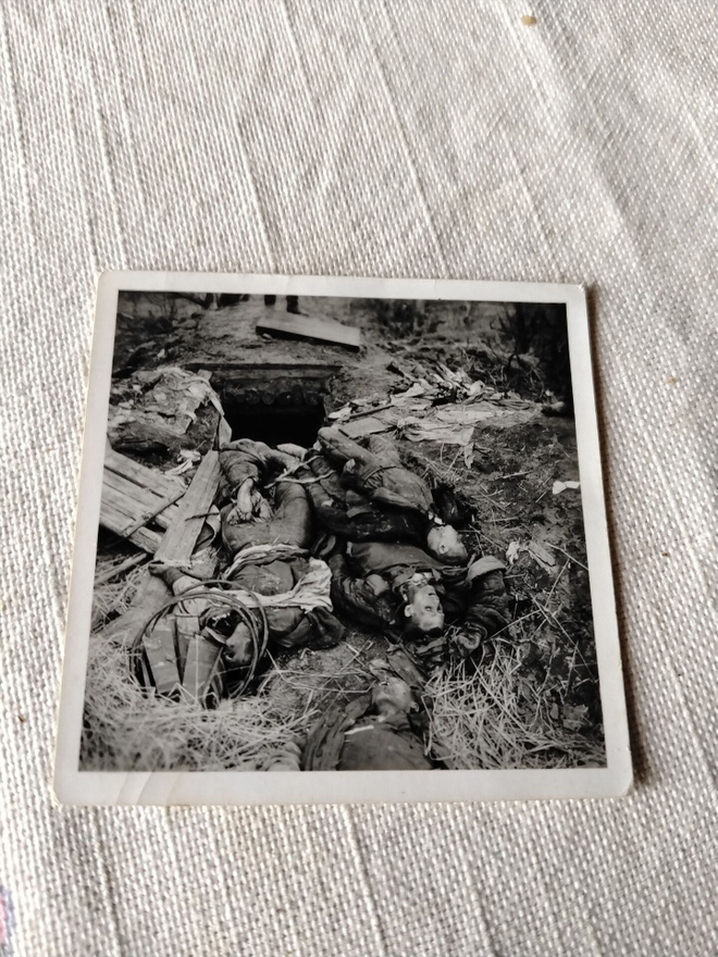 sotavalokuva kaatuneita sotilaita